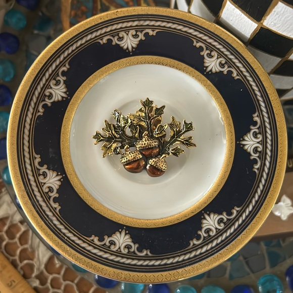 Vintage AVON Gold Tone Acorn Pin Signed - Picture 7 of 8